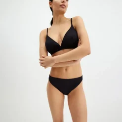 Dam Pierre Robert Bikinitrosa